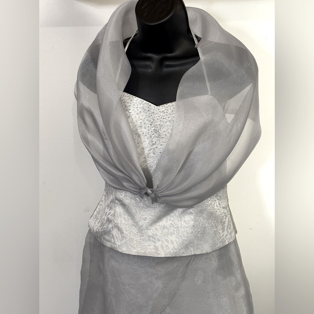 David’s Bridal Formal Silver Beaded Gown w/matching button sheer Shawl Sz 8